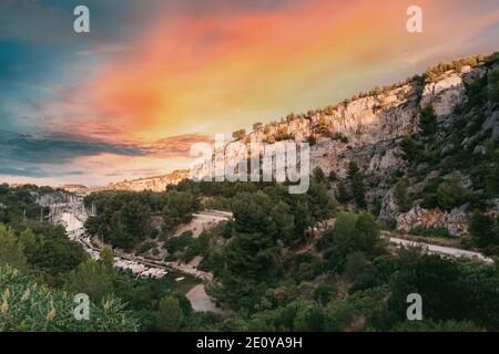 Cassis, Calanques, Frankreich. Französische Riviera. Schöne Natur Der Cote De Azur An Der Azure Küste Von Frankreich. Calanques - EINE tiefe Bucht umgeben von High Stockfoto