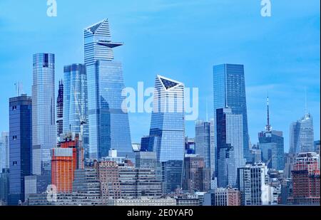 Manhattan Midtown Skyline im Dezember 2020, zeigt Hudson Yards von der anderen Seite des Hudson River aus gesehen Stockfoto
