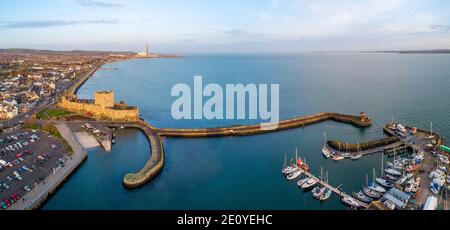 Carrickfergus in der Nähe von Belfast, Nordirland, Großbritannien. Breites Luftpanorama des mittelalterlichen normannischen Schlosses, Marina mit Yachten, Bootsrampe, Wellenbrecher und BELFA Stockfoto