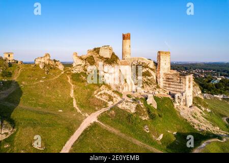 Olsztyn, Schlesien, Polen. Ruinen der mittelalterlichen königlichen Burg auf den Kalksteinfelsen im polnischen Jura-Hochland in der Nähe von Tschenstochau. Luftaufnahme im Sonnenaufgang l Stockfoto