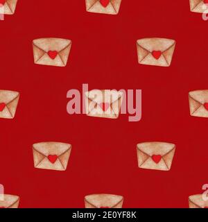 Wasserfarbige Briefumschläge auf rotem Hintergrund. Nahtloses Muster. Valentinstag Hintergrund Stockfoto