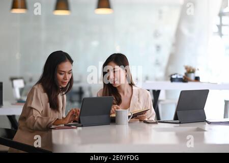 Geschäftsleute, die im Konferenzraum zusammenarbeiten und neue Ideen durchgehen. Stockfoto