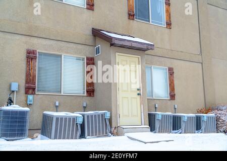 Außenbereich der Wohnung mit Klimaanlage Einheiten von der weißen Holztür Stockfoto