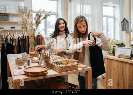 Freundliche junge Frauen in ökologischen Shop erkunden Vielfalt der zur Verfügung Produkte Stockfoto