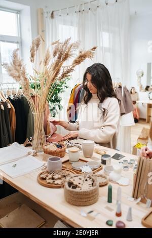 Eingetauchte Frau in einem ökologischen Shop auf der Suche nach Taschen für Kosmetika. Stockfoto