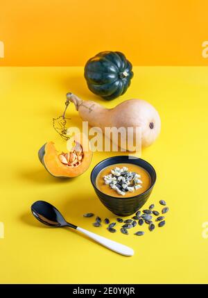 Französische vegetarische Sahnesuppe mit blauem Käse auf gelbem Hintergrund. Stockfoto