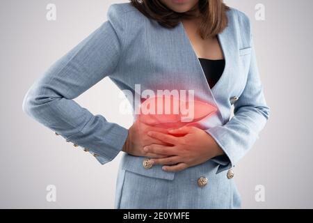Das Foto der Leber auf den Körper der Frau vor grauem Hintergrund, Hepatitis, Konzept mit Gesundheit und Medizin. Stockfoto