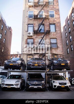 New York City, NY (USA) - 16. November 2019: Luxusautos in einem gestapelten Pendlerparkplatz in Downtown Manhattan. Stockfoto