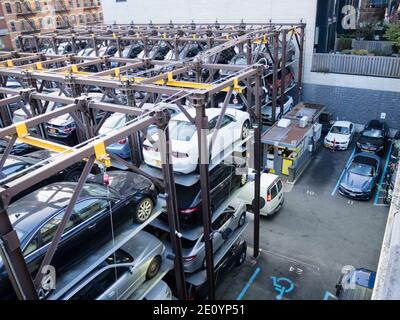 New York City, NY (USA) - 15. November 2019: Blick von der High Line auf einen gestapelten Pendlerparkplatz in Manhattan. Stockfoto