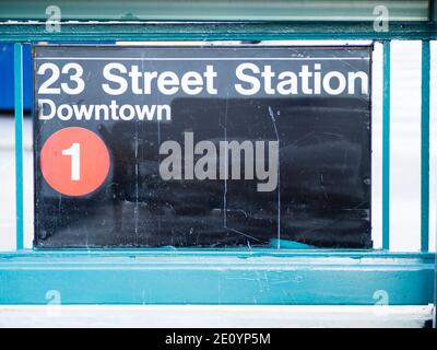 New York City, NY (USA) - 16. November 2019: Eintritt zur U-Bahnstation 23 Street Stockfoto