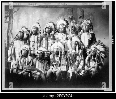 Kleine Wunde und neun andere Sioux Häuptlinge tragen Federkopfschmuck Und traditionelle Accessoires Stockfoto