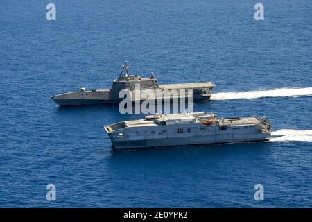 Littoral Combat Ship USS Coronado (LCS 4) Und Joint High Speed Vessel USNS Millinocket (JHSV 3) 140711 Stockfoto