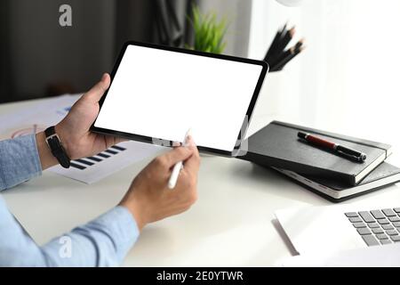 Nahaufnahme des Geschäftsmannes halten Stift zeigt auf dem Bildschirm des Tablet-Computer. Stockfoto