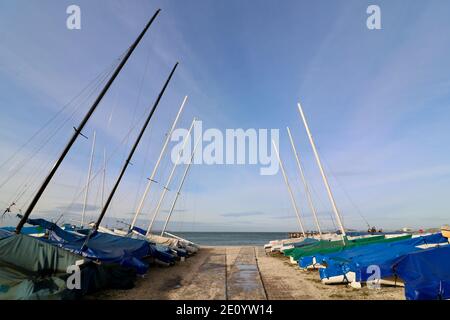 16 Dezember 2020 - Whitstable UK: Blick auf Segelboote auf Sand Stockfoto