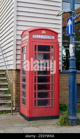 16. Dezember 2020 - Whitstable UK: Altmodische rote englische Telefonbox Stockfoto