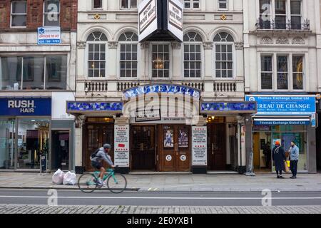 Blick auf die Straße vor dem Vaudeville Theater, während Covid 19 Pandemie. London, Großbritannien, Dezember 2020 Stockfoto