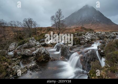 Atemberaubende Landschaftsaufnahme des Buachaille Etive Mor Wasserfalls in Scottish hochland an einem Wintermorgen mit langer Belichtung für glatt Fließendes Wasser Stockfoto