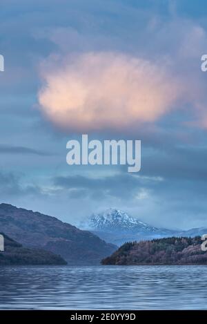 Schönes Landschaftsbild über Loch Lomond mit Blick auf schneebedeckte Ben Lui Berggipfel in den schottischen Highlands Stockfoto