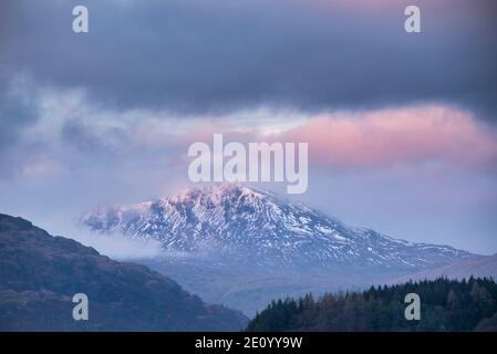 Schönes Landschaftsbild über Loch Lomond mit Blick auf schneebedeckte Ben Lui Berggipfel in den schottischen Highlands Stockfoto