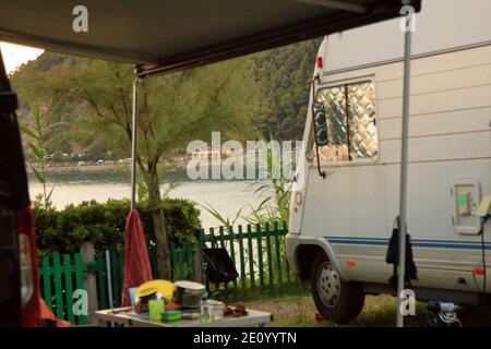 Wohnmobil in einem Campingplatz mit Blick auf das Meer der fünf Landet in Italien Stockfoto