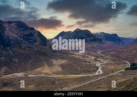 Fliegende Drohne dramatisches Landschaftsbild von Buachaille Etive Mor und Berge und Täler in Schottischen Highlands im Winter Tag Stockfoto