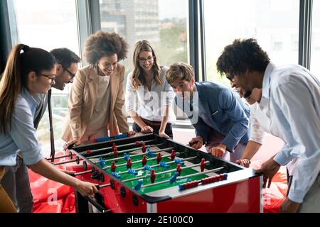 Mitarbeiter Spielen Table Soccer indoor Spiel im Büro während der Pausenzeit Stockfoto