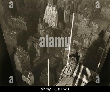 Lewis Hine - Raising the Mast on the Empire State Building, New York, USA - 1939 Stockfoto