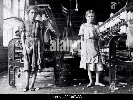 Vintage Lewis Hine Foto mit dem Titel Spinners in a Cotton Mill von 1911 Hervorhebung der jungen Alter von vielen amerikanischen Mühlenarbeitern. Stockfoto