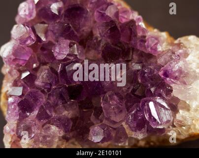 Amethyst ist eine violette Quarzsorte, die es hart macht und zum Schneiden geeignet ist, um Schmuck zu machen. Es wurde als Kardinalstein seit einem geschätzt Stockfoto