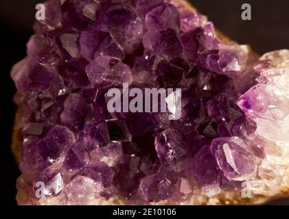 Amethyst ist eine violette Quarzsorte, die es hart macht und zum Schneiden geeignet ist, um Schmuck zu machen. Es wurde als Kardinalstein seit einem geschätzt Stockfoto