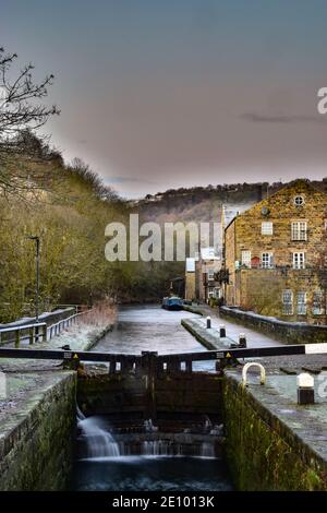 Black Pit Lock und Aquädukt, gefrorener Rochdale Canal, Hebden Bridge, West Yorkshire Stockfoto