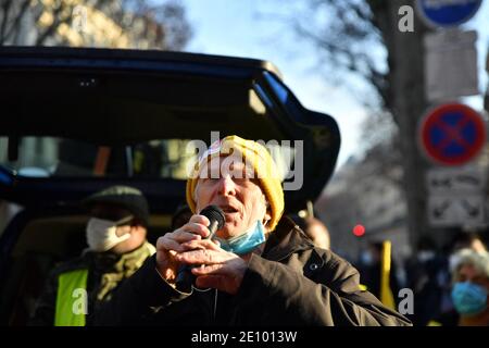 Der Präsident des französischen Verbandes des Rechts auf Wohnungsbau (DAL, Droit au Logement) Jean-Baptiste Eyraud schließt sich den Protestierenden während der Demonstration in Bd St Germain an, um das Ministerium für Wohnungsbau zu bitten, am 02. Januar 2021 in Paris, Frankreich, leere Wohnungen zu beantragen. Foto von Karim Ait Adjedjou/Avenir Pictures/ABACAPRESS.COM Stockfoto