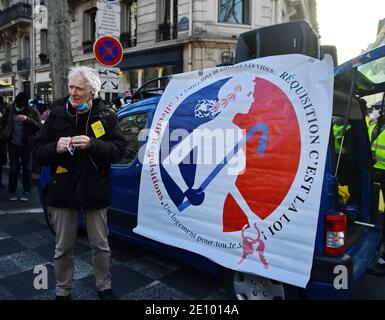 Der Präsident des französischen Verbandes des Rechts auf Wohnungsbau (DAL, Droit au Logement) Jean-Baptiste Eyraud schließt sich den Protestierenden während der Demonstration in Bd St Germain an, um das Ministerium für Wohnungsbau zu bitten, am 02. Januar 2021 in Paris, Frankreich, leere Wohnungen zu beantragen. Foto von Karim Ait Adjedjou/Avenir Pictures/ABACAPRESS.COM Stockfoto