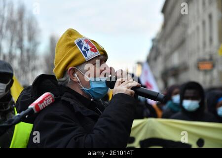 Der Präsident des französischen Verbandes des Rechts auf Wohnungsbau (DAL, Droit au Logement) Jean-Baptiste Eyraud schließt sich den Protestierenden während der Demonstration in Bd St Germain an, um das Ministerium für Wohnungsbau zu bitten, am 02. Januar 2021 in Paris, Frankreich, leere Wohnungen zu beantragen. Foto von Karim Ait Adjedjou/Avenir Pictures/ABACAPRESS.COM Stockfoto