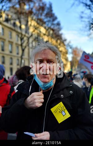 Der Präsident des französischen Verbandes des Rechts auf Wohnungsbau (DAL, Droit au Logement) Jean-Baptiste Eyraud schließt sich den Protestierenden während der Demonstration in Bd St Germain an, um das Ministerium für Wohnungsbau zu bitten, am 02. Januar 2021 in Paris, Frankreich, leere Wohnungen zu beantragen. Foto von Karim Ait Adjedjou/Avenir Pictures/ABACAPRESS.COM Stockfoto