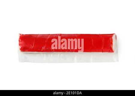 Krabbenstock in Polyethylen-Verpackung isoliert auf weißem Hintergrund Stockfoto