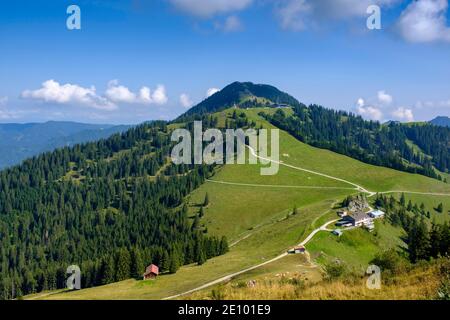 Blick von Setzberg nach Wallberg, hinter Altes Wallberghaus, Berghotel, Wallberg Oberbayern, Bayern, Deutschland, Europa Stockfoto