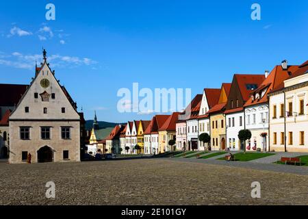 Altes Rathaus mit Scharos Museum und Häusern auf dem Marktplatz, Bardejov, Slowakei, Europa Stockfoto