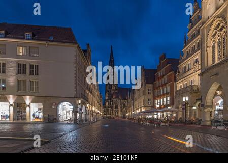 Prinzipalmarkt am Abend, St. Lamberti Kirche im Hintergrund, Münster, Nordrhein-Westfalen Stockfoto