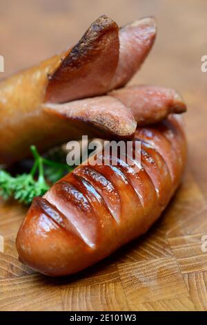 Gegrillte, geschnittene Würstchen auf Holzbrett, Deutschland, Europa Stockfoto