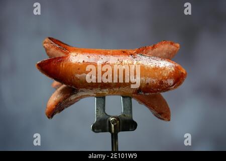 Grillwurst auf Spieß, Grillwurst, Deutschland, Europa Stockfoto