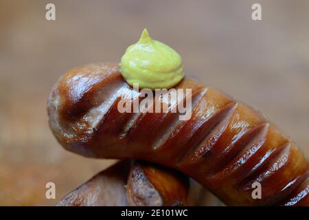 Gegrillte, in Scheiben geschnittene Würstchen mit Senf, Deutschland, Europa Stockfoto