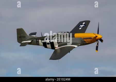 North American Aviation P-51 Mustang Flugzeuge im Flug in Vereinigte Staaten Luftwaffe Markierungen, Cambridgeshire, England, Vereinigtes Königreich, Europa Stockfoto