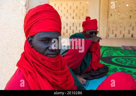 Leibwächter des Sultans vor dem Sultanspalast von Koure, Niger, Afrika Stockfoto