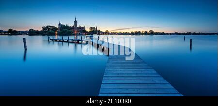 Holzbrücke am Schweriner See in der Abenddämmerung, Schweriner Schloss dahinter, Schwerin, Mecklenburg-Vorpommern, Deutschland, Europa Stockfoto