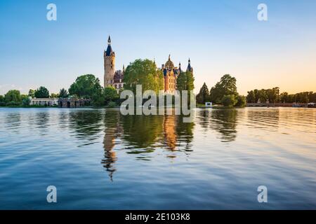 Schweriner Schloss spiegelt sich im Schweriner See im Abendlicht, Schwerin, Mecklenburg-Vorpommern, Deutschland, Europa Stockfoto