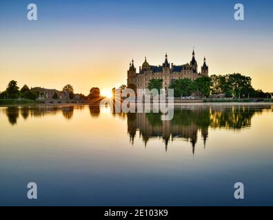 Das Schweriner Schloss am Schweriner See bei Sonnenaufgang, Schwerin, Mecklenburg-Vorpommern, Deutschland, Europa Stockfoto