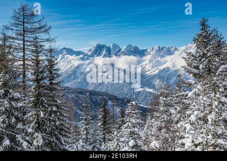 Winterlandschaft, Wald, im Hintergrund Kalkkögel, Eulenwiesen, Gleinser Berg, Mieders, Innsbruck-Land, Tirol, Österreich, Europa Stockfoto