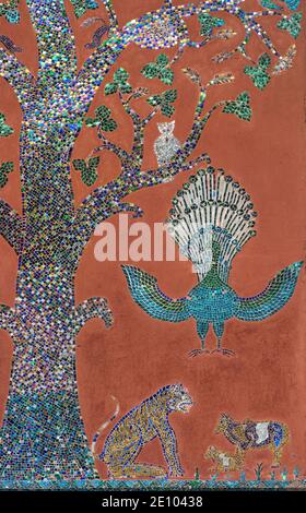 Glasmosaik zeigt den Baum des Lebens, sowie Pfau, Panther und andere Tiere, SIM Gebetshalle, Wat Xieng Thong, Luang Prabang, Laos, Asien Stockfoto