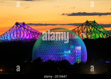 Iluminated Environmental Museum Biosphäre und Brücke, Montreal, Quebec Province, Kanada, Nordamerika Stockfoto